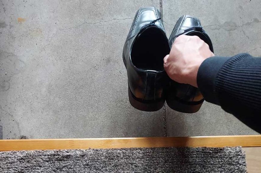 genkan_removing_shoes