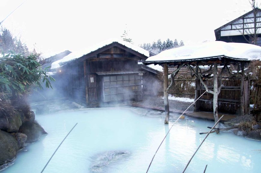 winter-bliss-japans-onsen-wonders-07