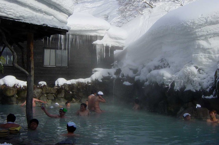 winter-bliss-japans-onsen-wonders-08