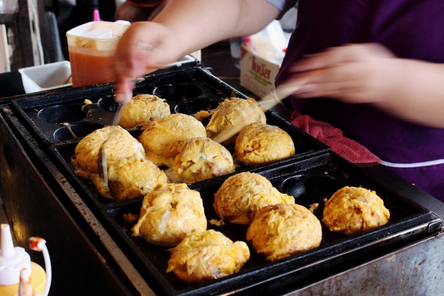 takoyaki-osakas-delightful-street-food-sensation-04