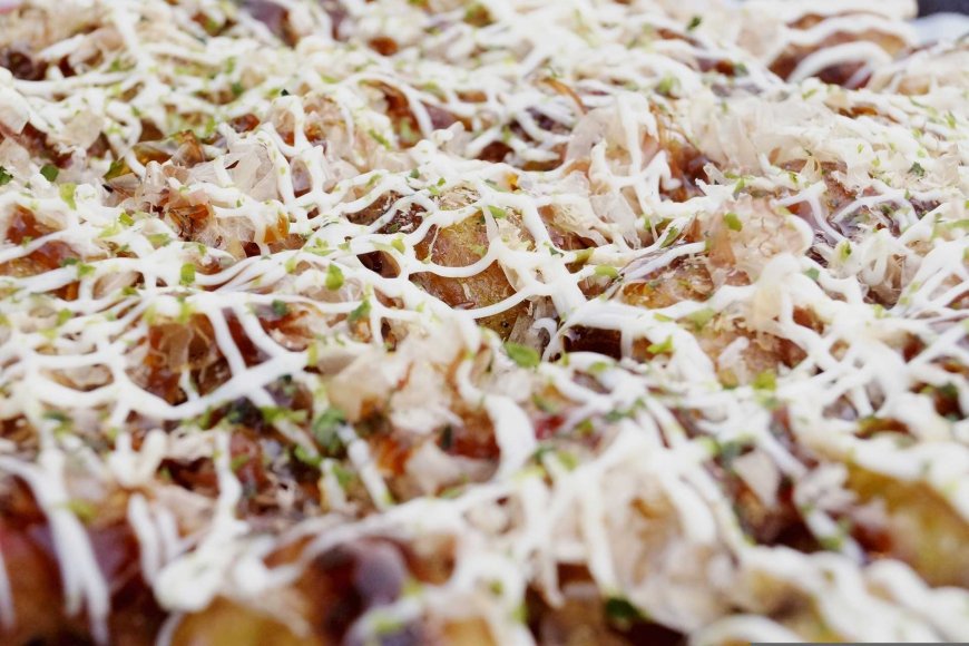 takoyaki-osakas-delightful-street-food-sensation-07