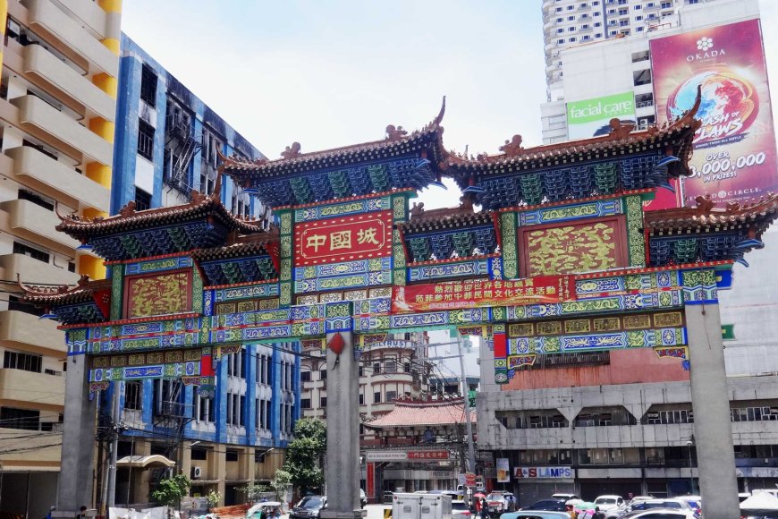 Scène de rue à Binondo, Manille, le plus ancien quartier chinois du monde et un centre important pour le commerce sino-philippin. (nipino.com)