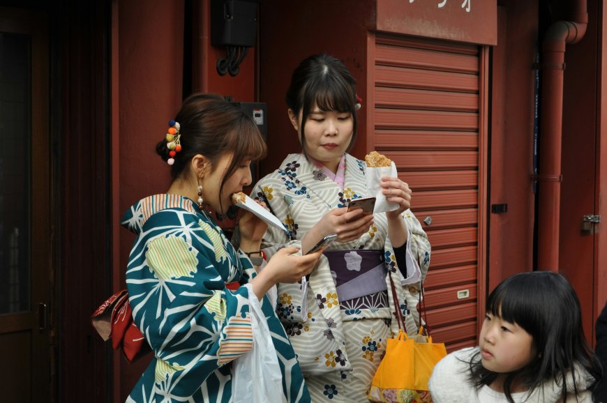 dining-etiquette-japan-what-not-to-do